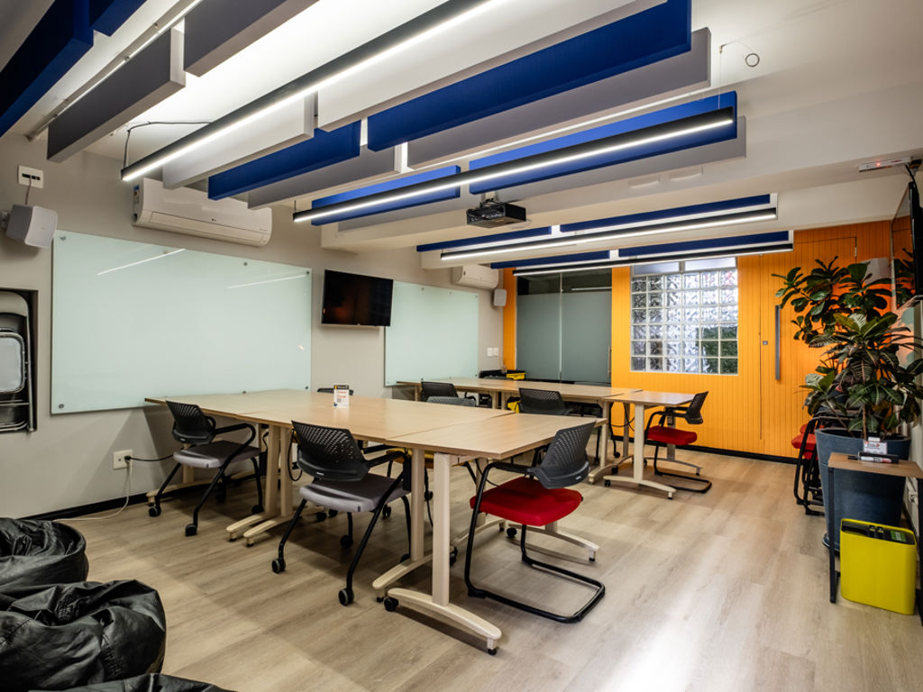 Hot Desk | Bat Caverna