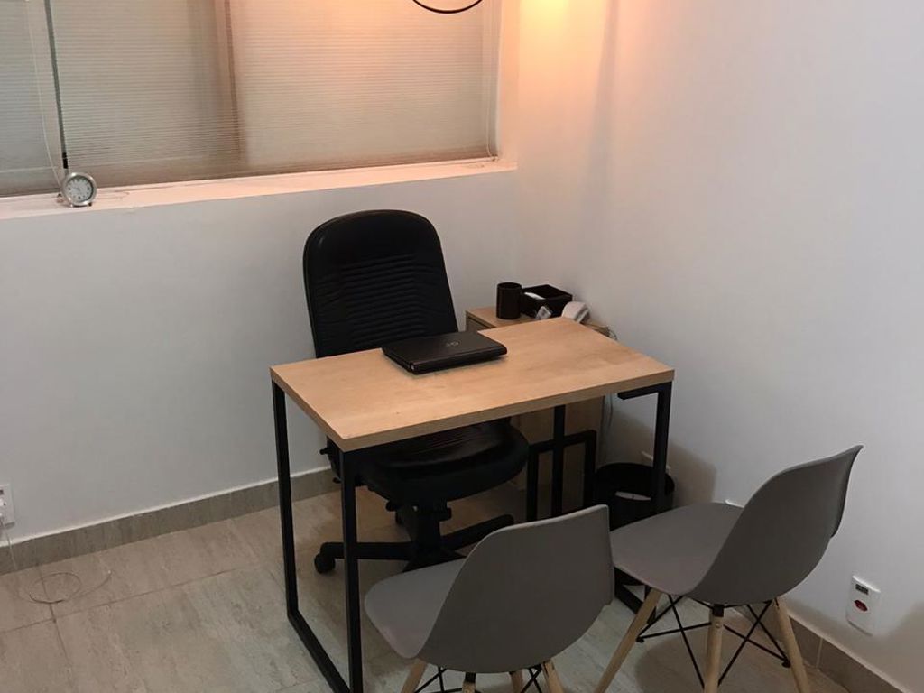 Sala com mesa e cadeiras uso privativo