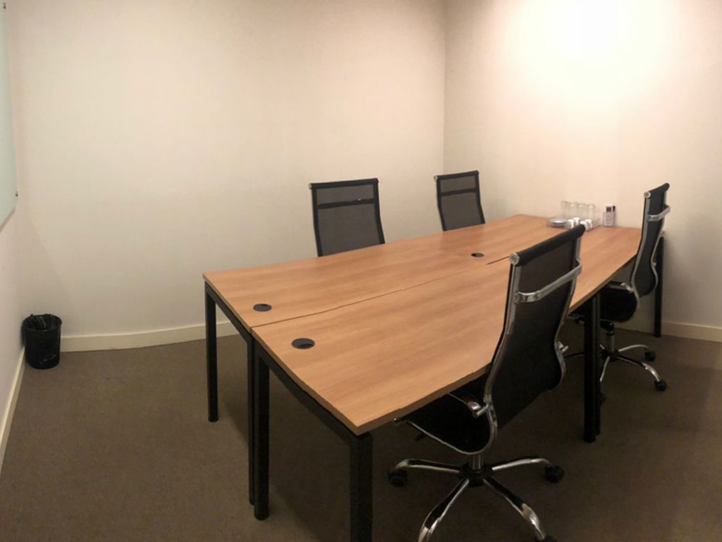 sala de reunião com quadro  