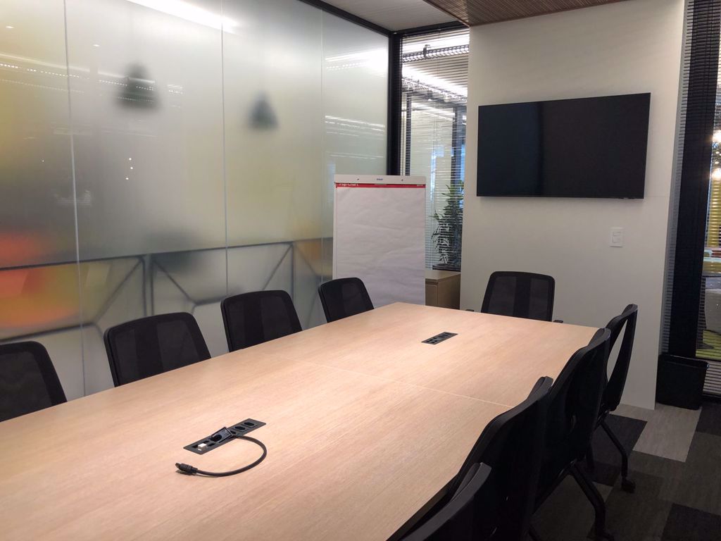 Sala de reunião dupla.