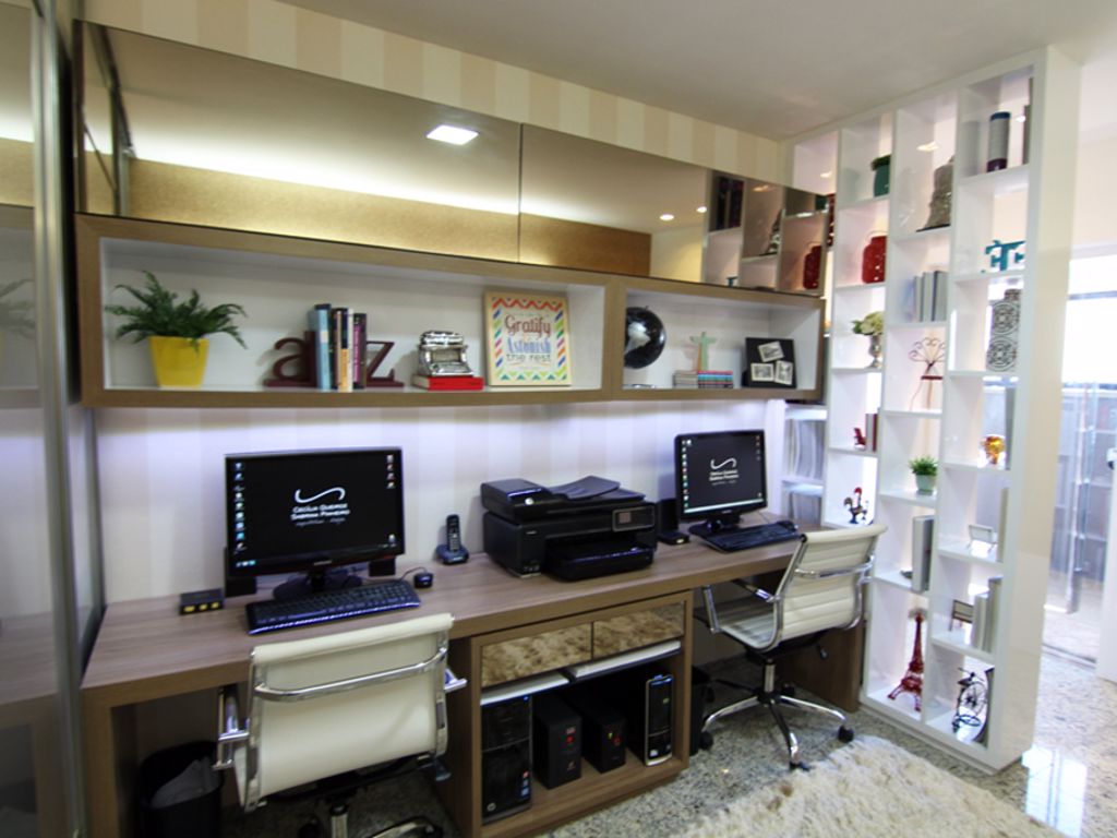 MESA EM ESCRITÓRIO COMPARTILHADO