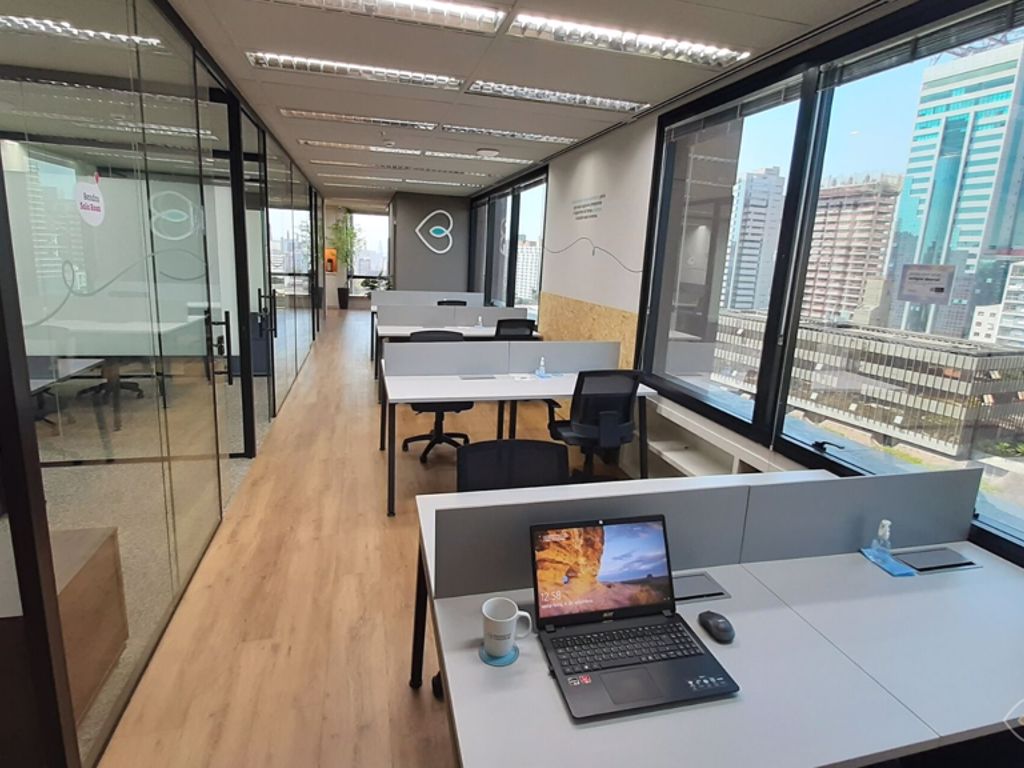 Estação de trabalho em espaço compartilhado.
