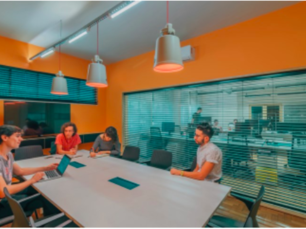 Sala de reuniões no coworking