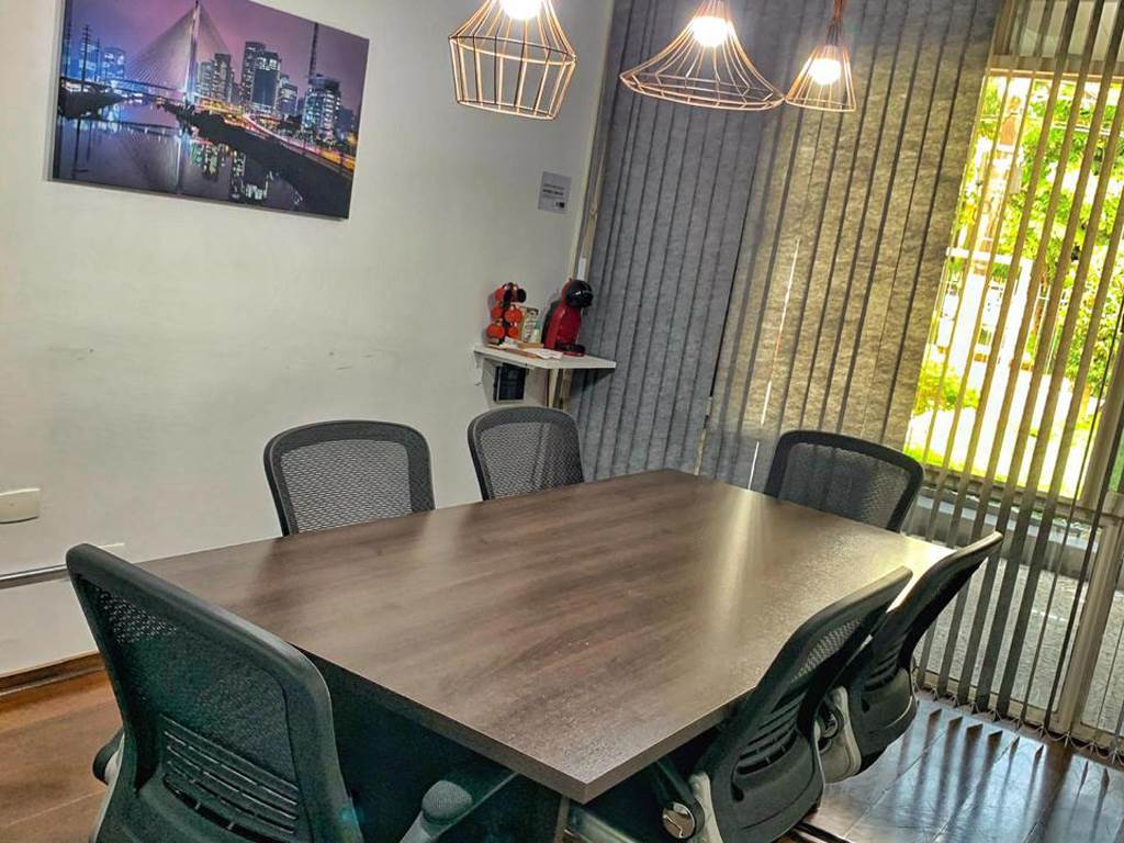 Sala de Reunião para 6 pessoas com TV