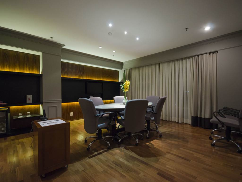 Estação de trabalho individual em quarto de hotel
