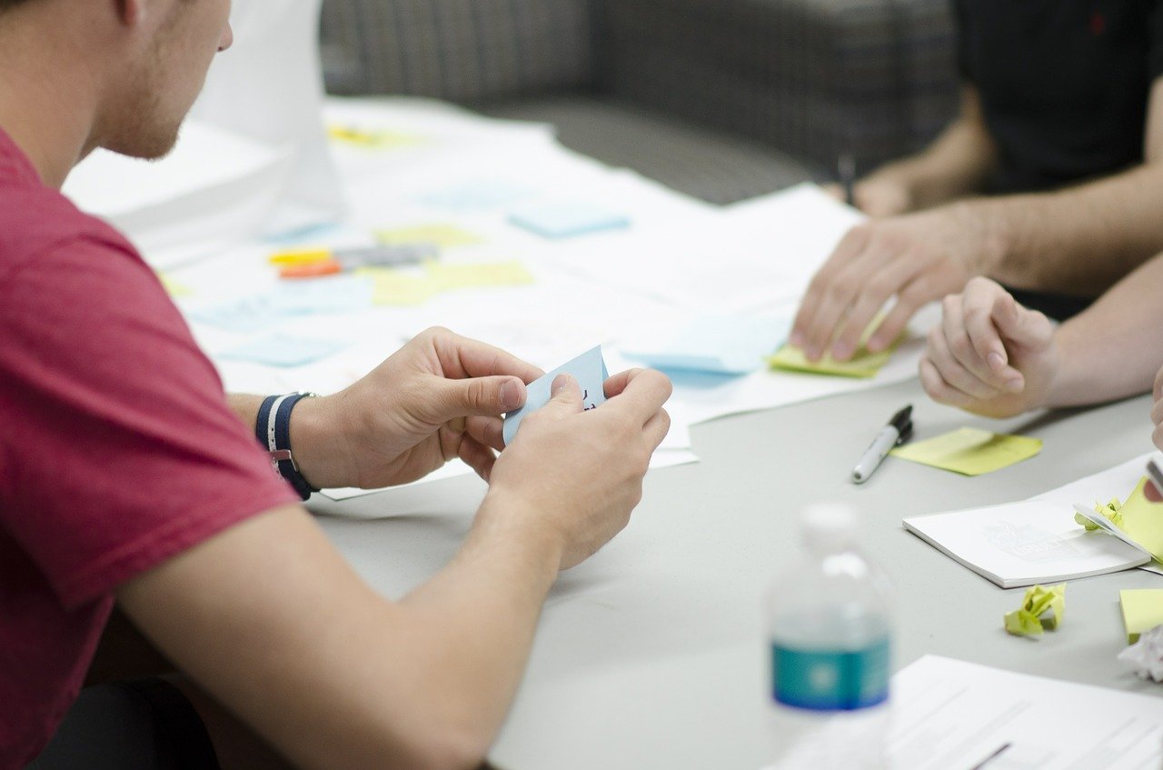 Equipe montando um planejamento com post-its.