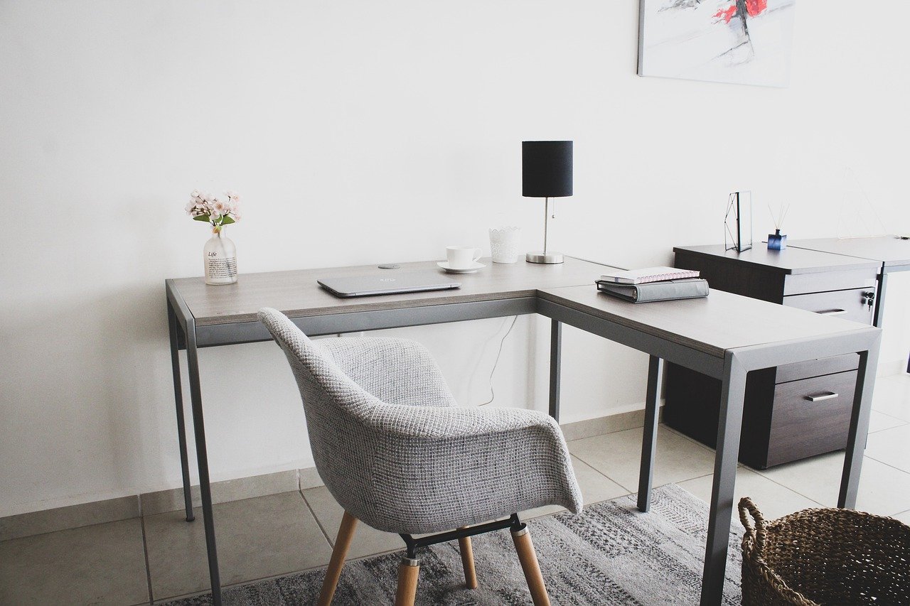 Espaço de trabalho reservado com mesa e cadeira.