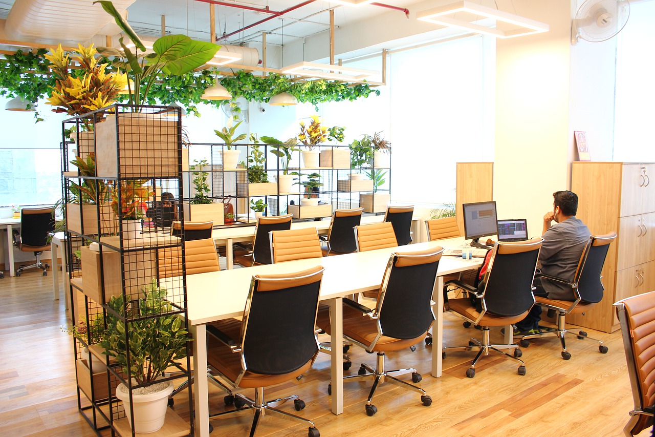 Homem trabalhando em espaço de coworking compartilhado